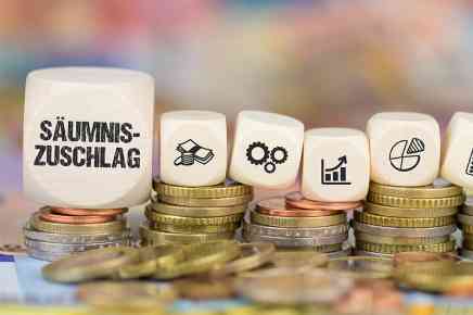 Würfel mit Aufschrift Säumniszuschlag